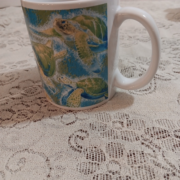 Coffee cup dolphins underwater scene - Picture 5 of 7